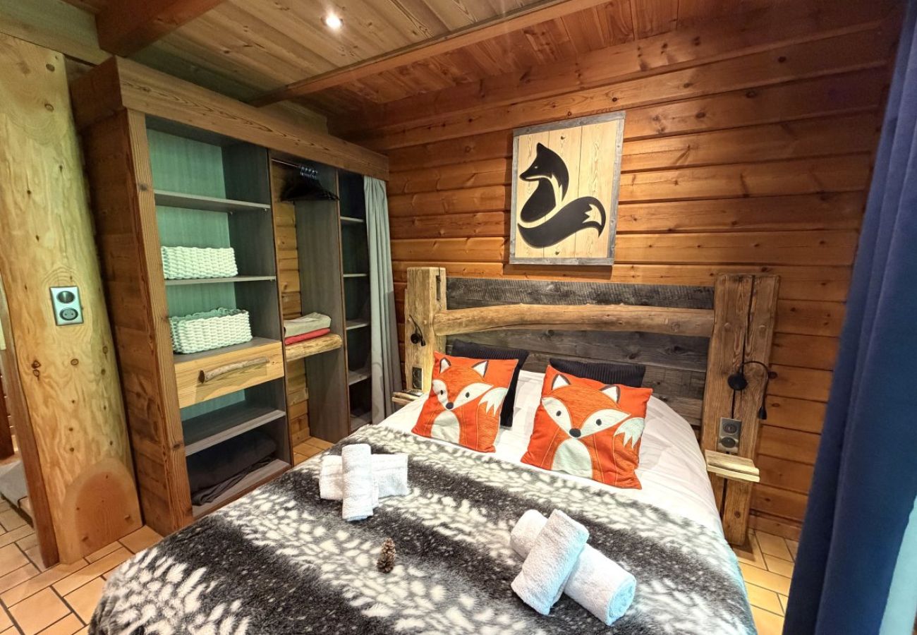 Chambre avec lit double et TV