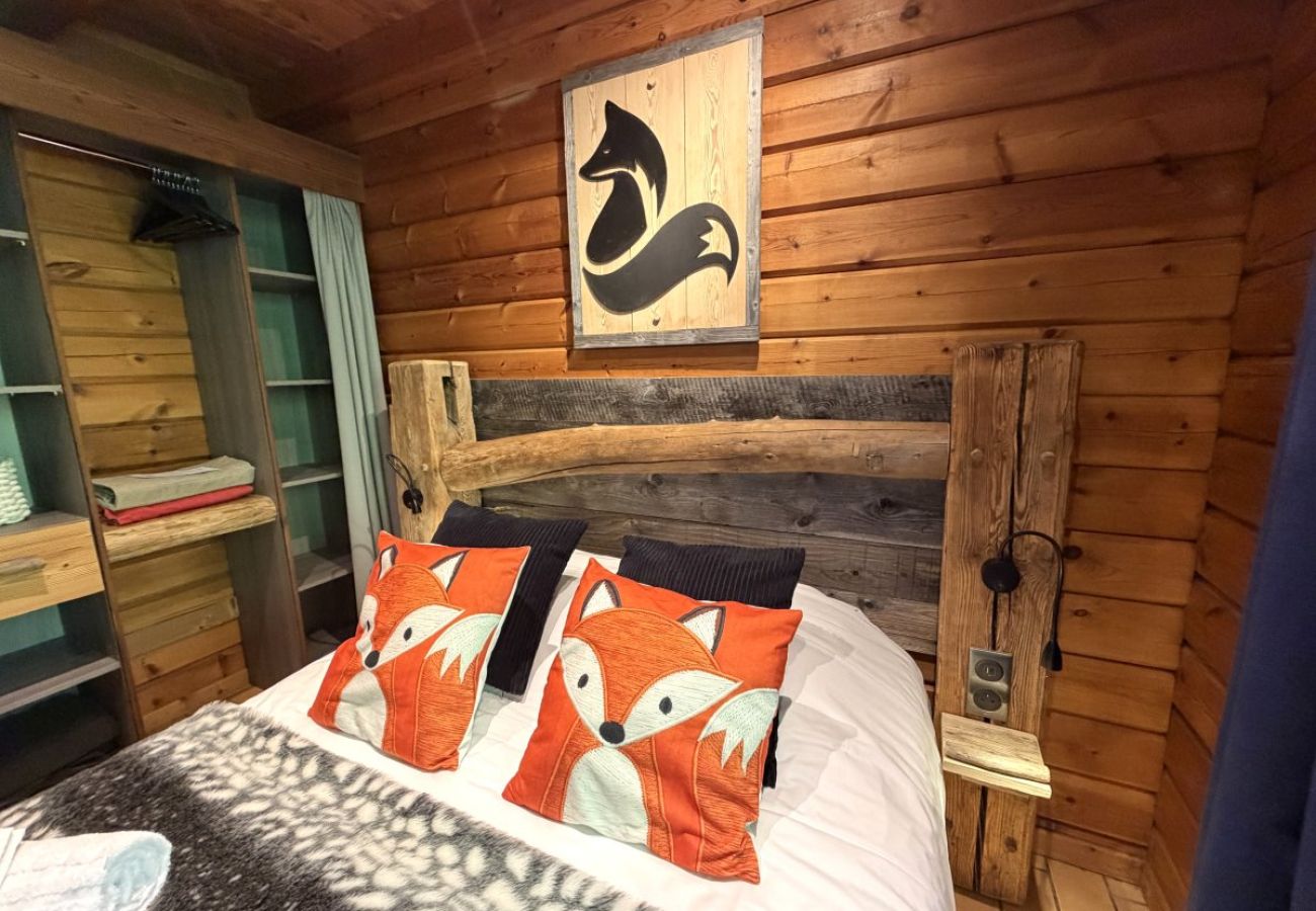 Chambre avec lit double et TV