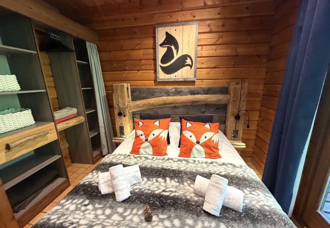 Chambre avec lit double et TV
