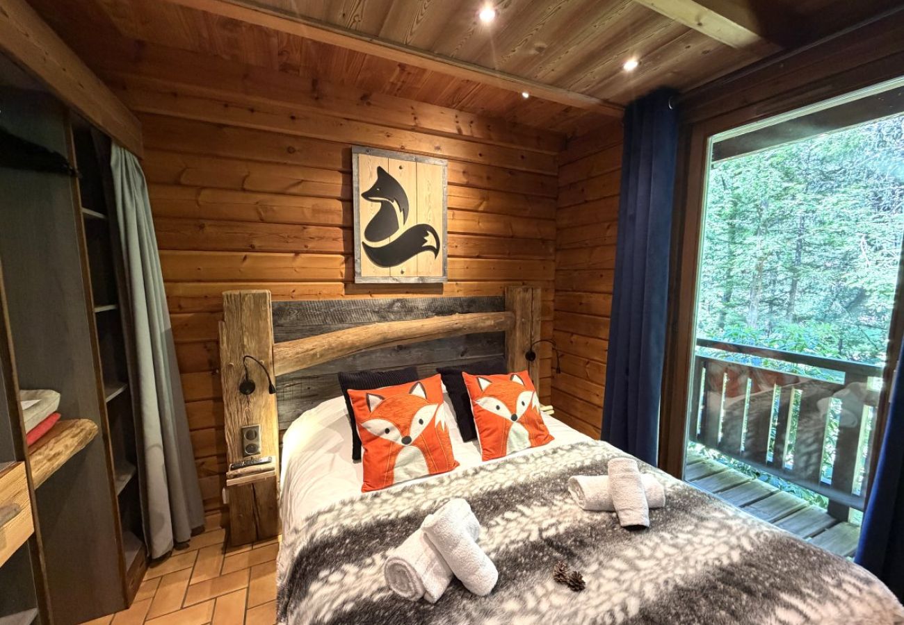 Chambre avec lit double et TV