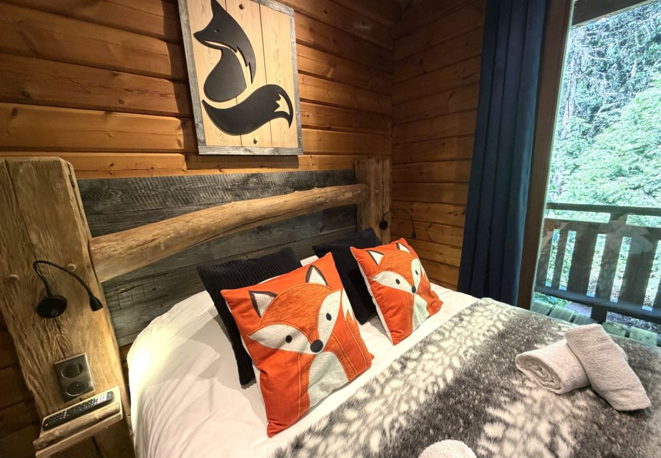 Chambre avec lit double et TV