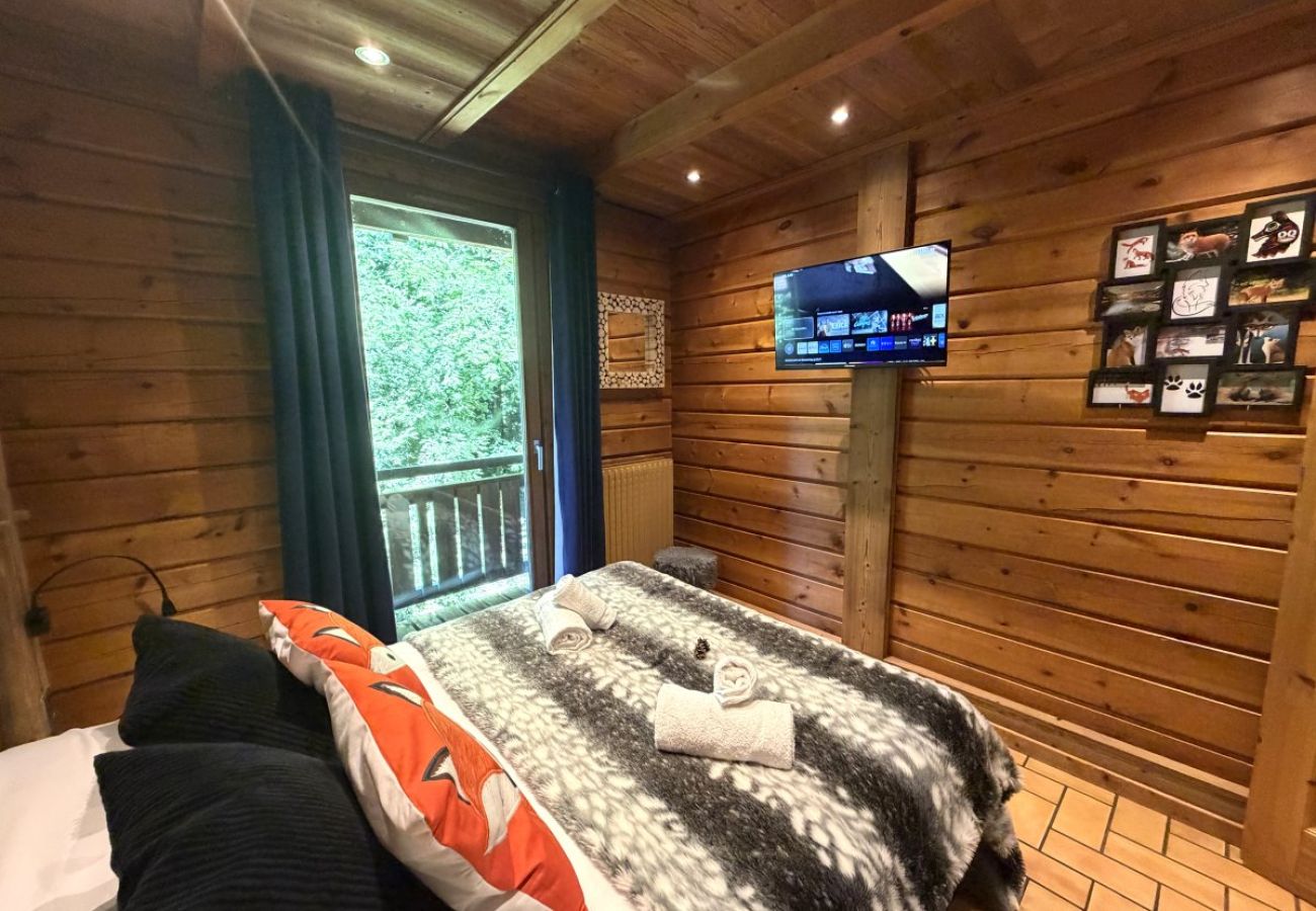 Chambre avec lit double et TV