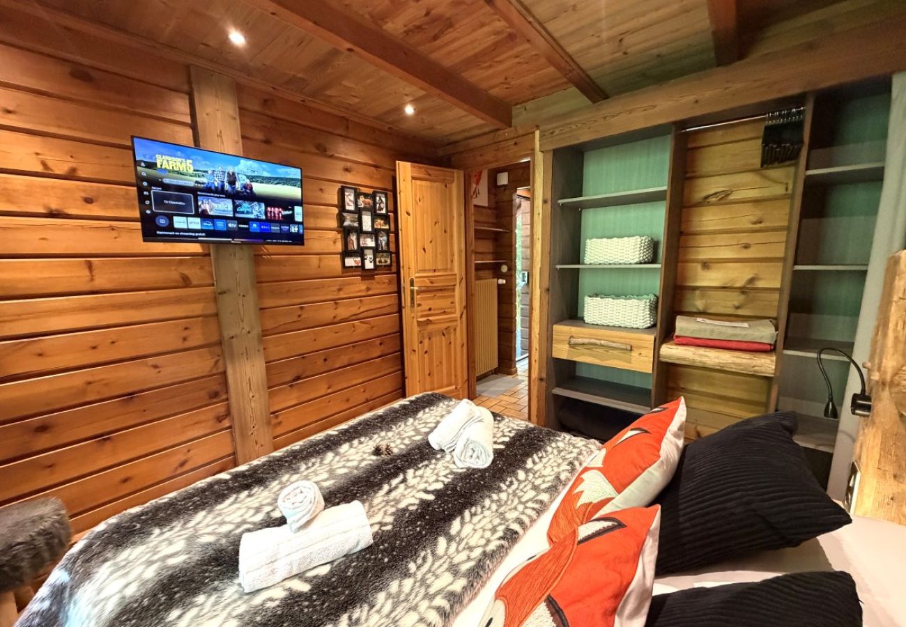 Chambre avec lit double et TV