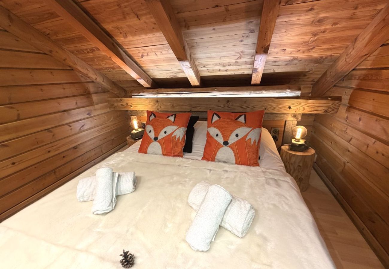 Chambre avec lit double et TV