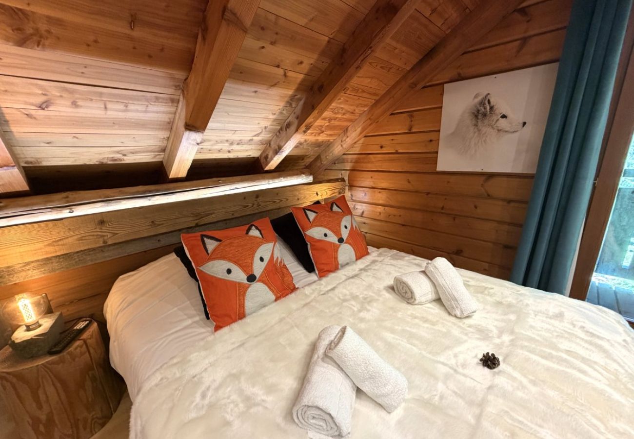 Chambre avec lit double et TV