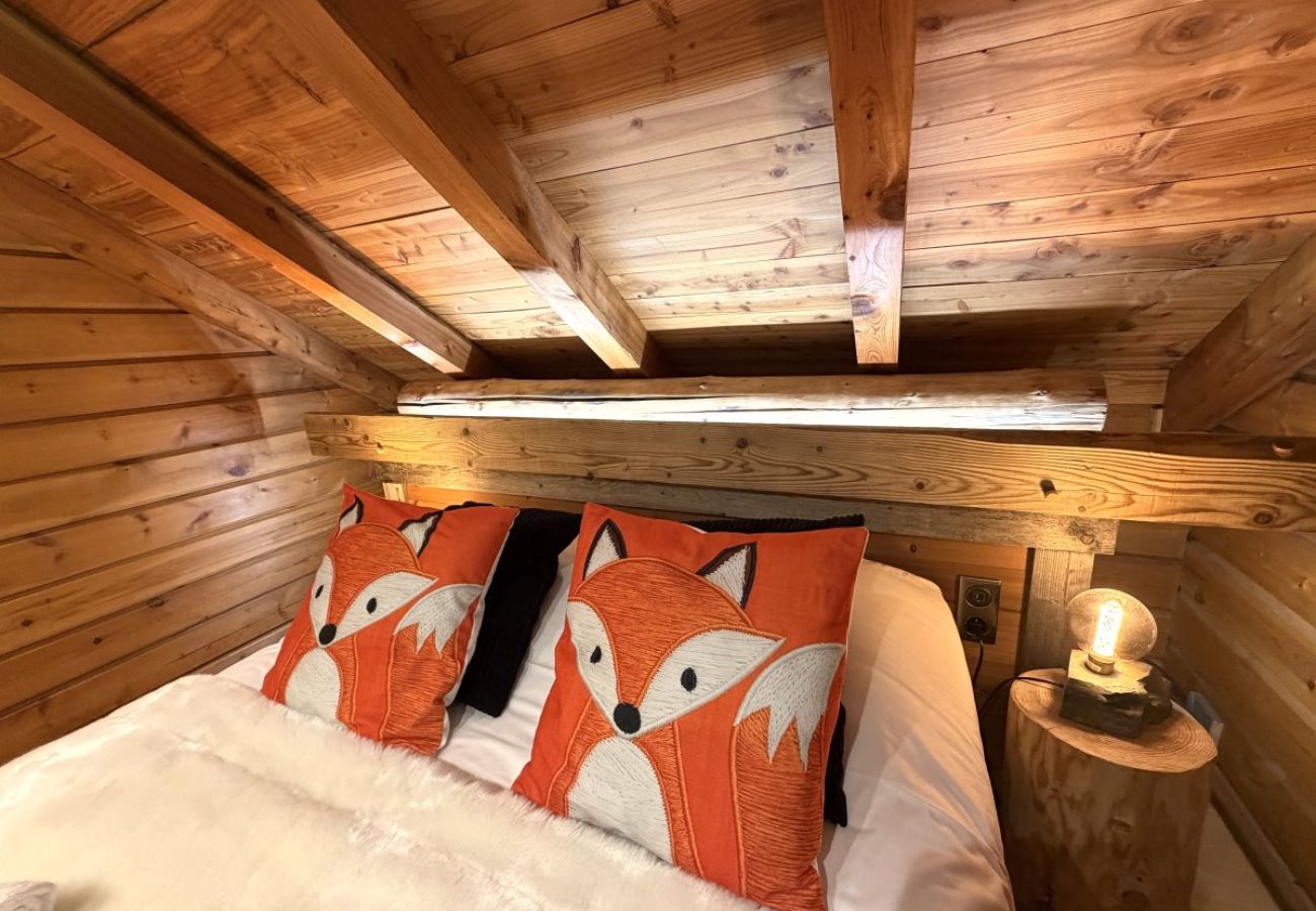 Chambre avec lit double et TV