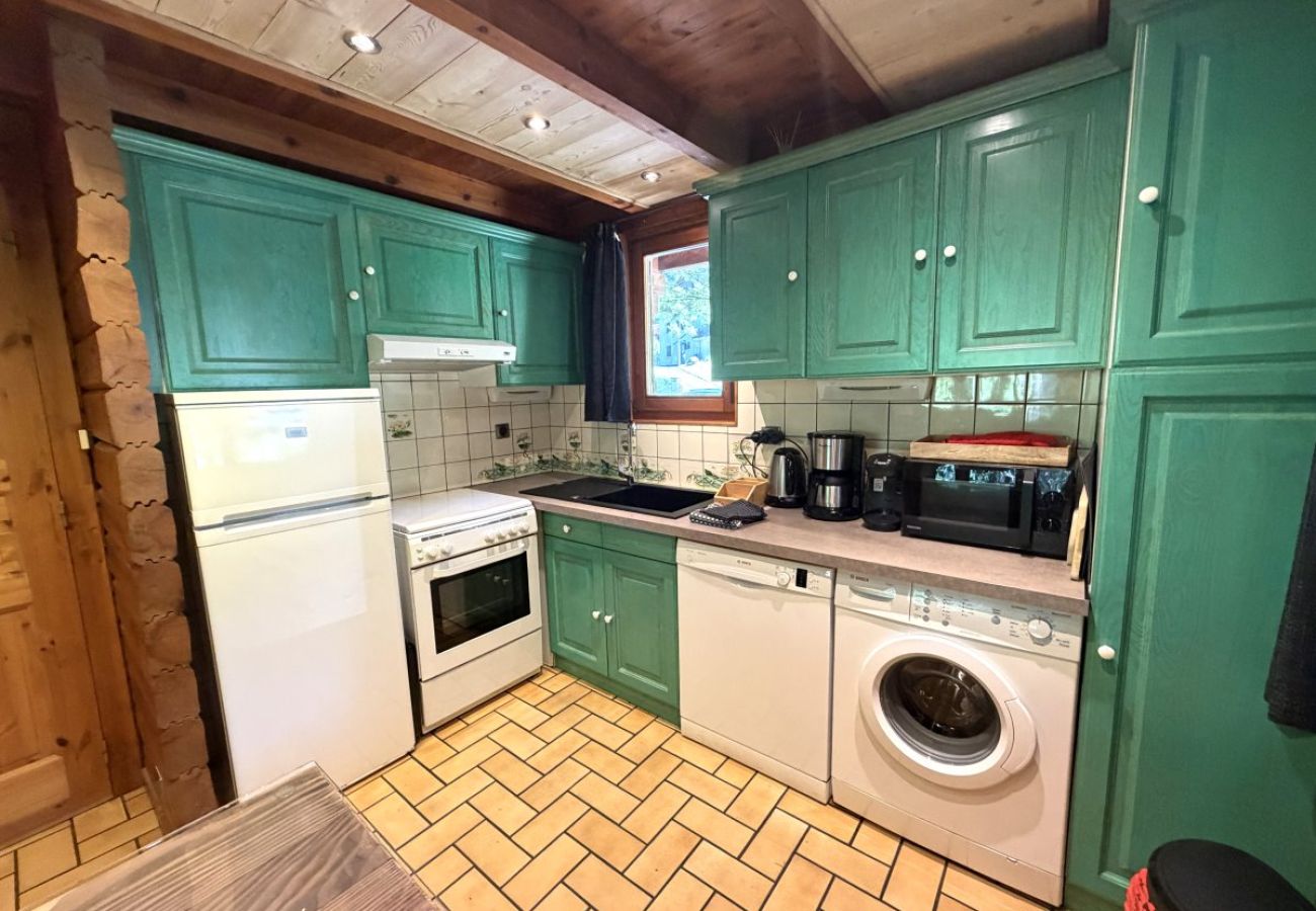 Cuisine avec réfrigérateur, cuisinière, micro-ondes, cafetière, bouilloire, lave-vaisselle, lave-linge