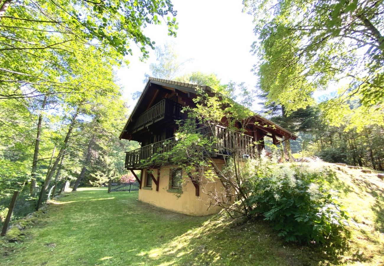 Jardin avec terrasse et vue sur la rivière