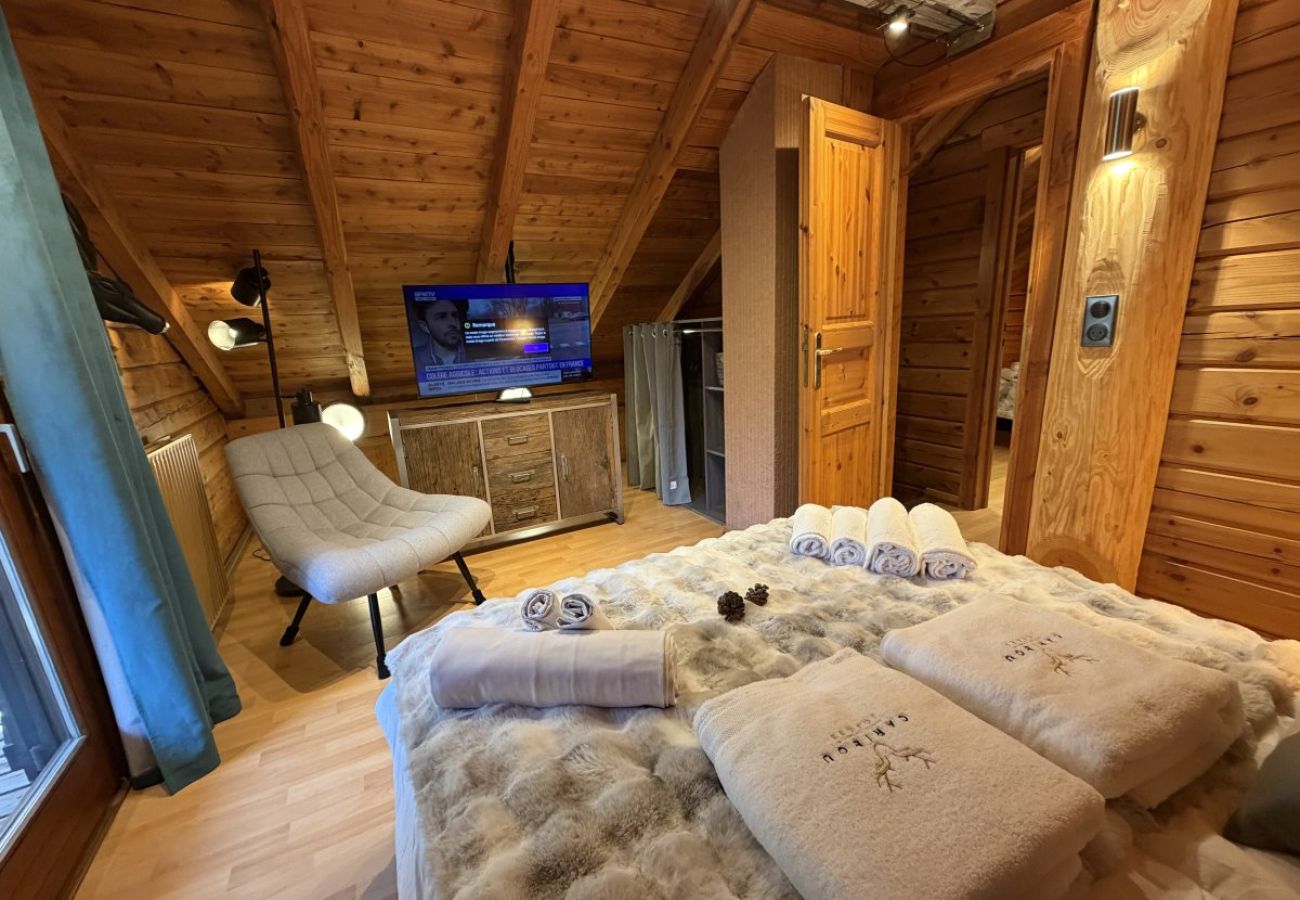 Chambre avec lit double et TV