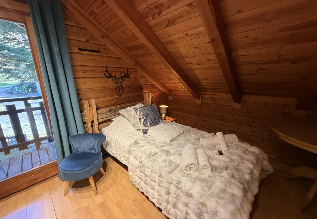 Chambre avec deux lits simples et TV