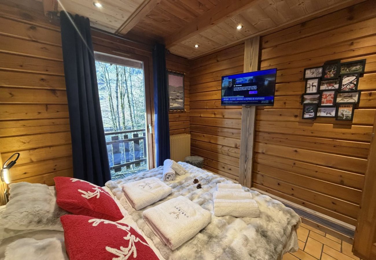 Chambre avec lit double et TV