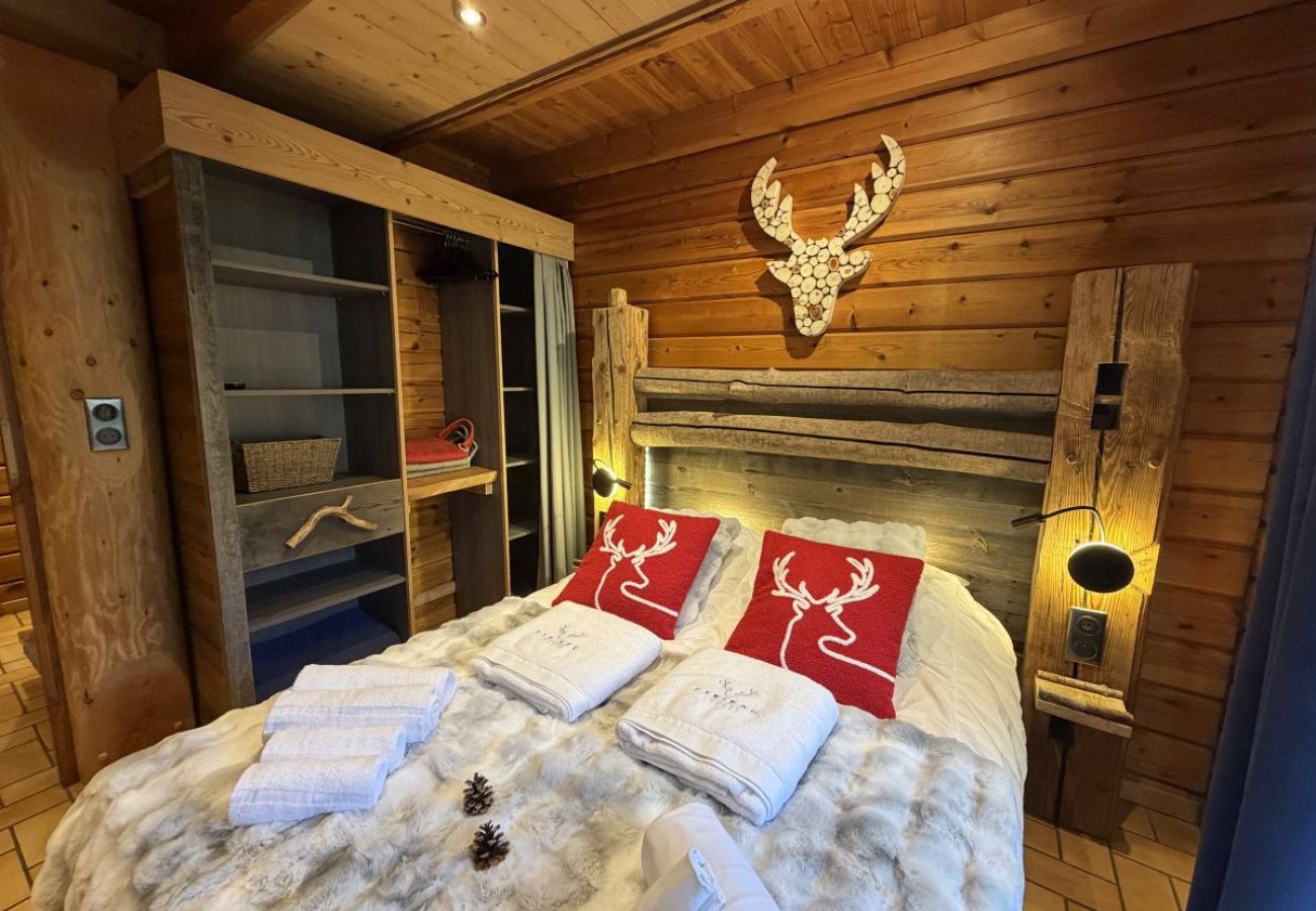 Chambre avec lit double et TV