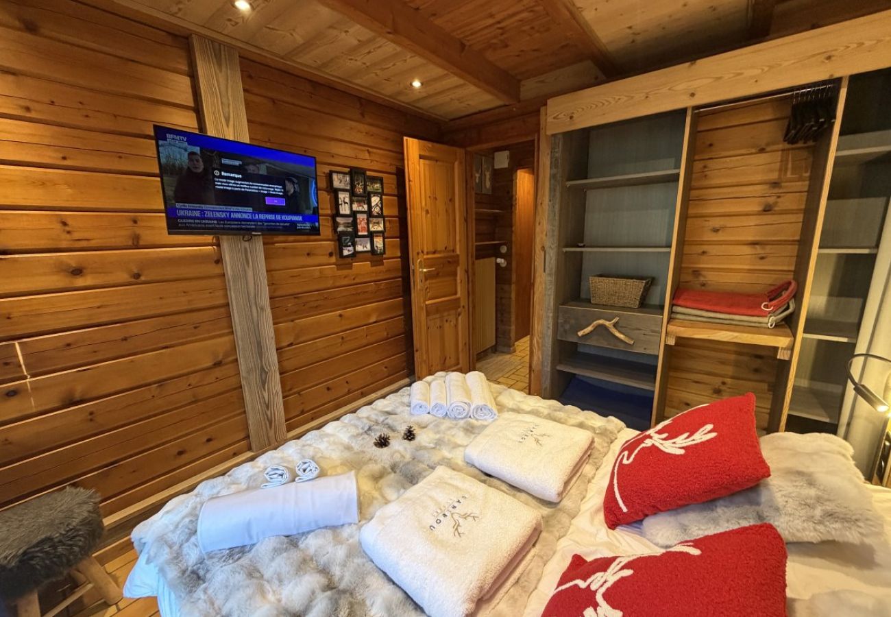 Chambre avec lit double et TV