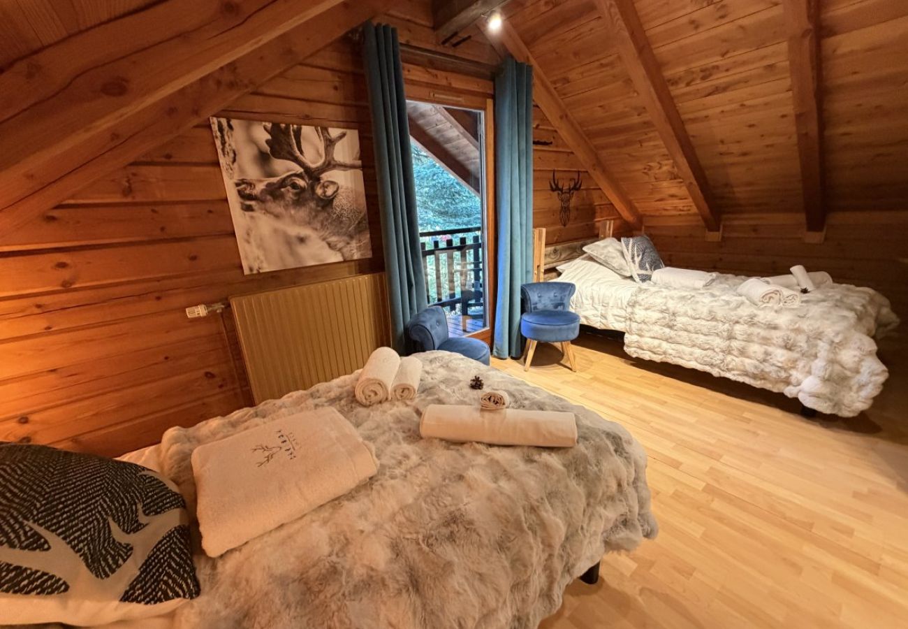 Chambre avec deux lits simples et TV