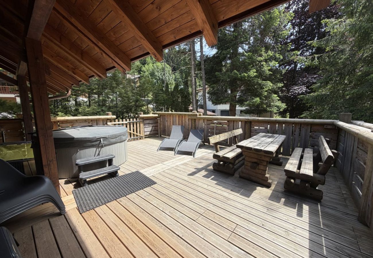 Extérieur avec terrasse, jardin et barbecue