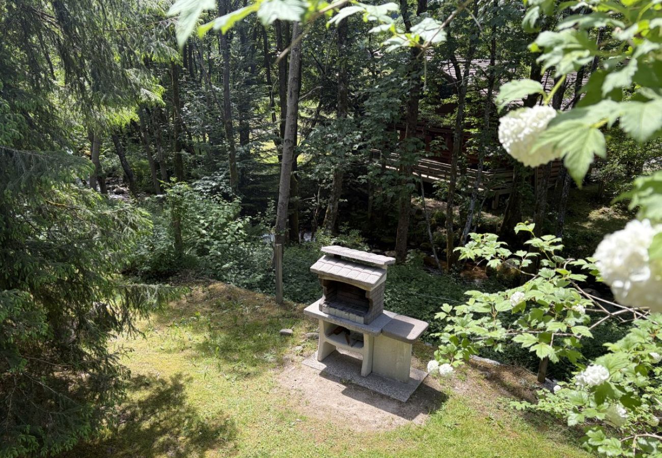 Extérieur avec terrasse, jardin et barbecue
