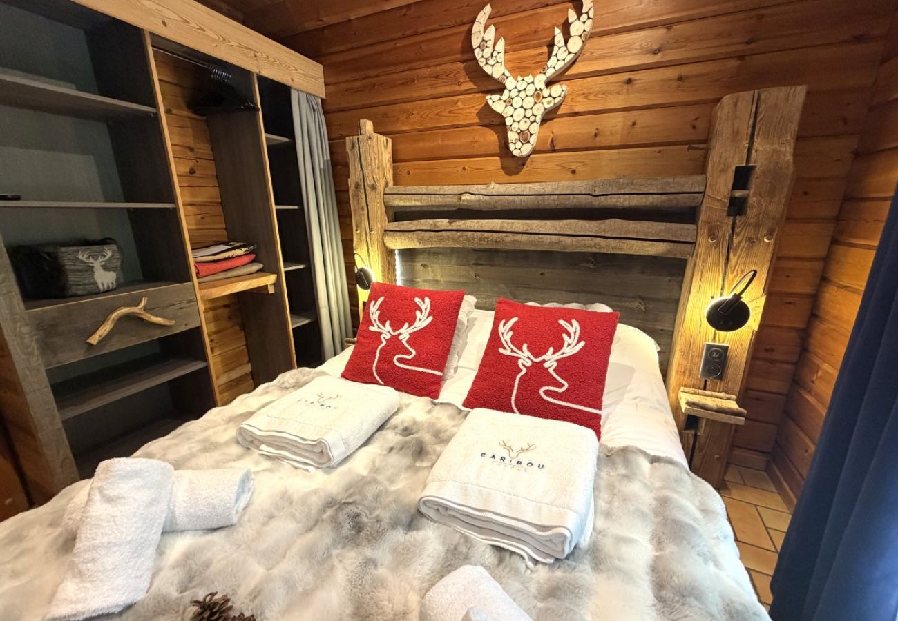 Chambre avec lit double et TV