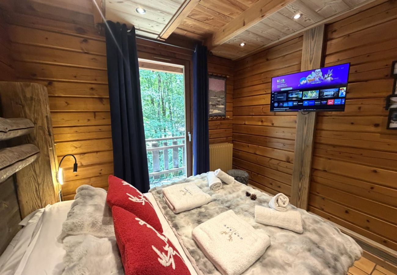 Chambre avec lit double et TV