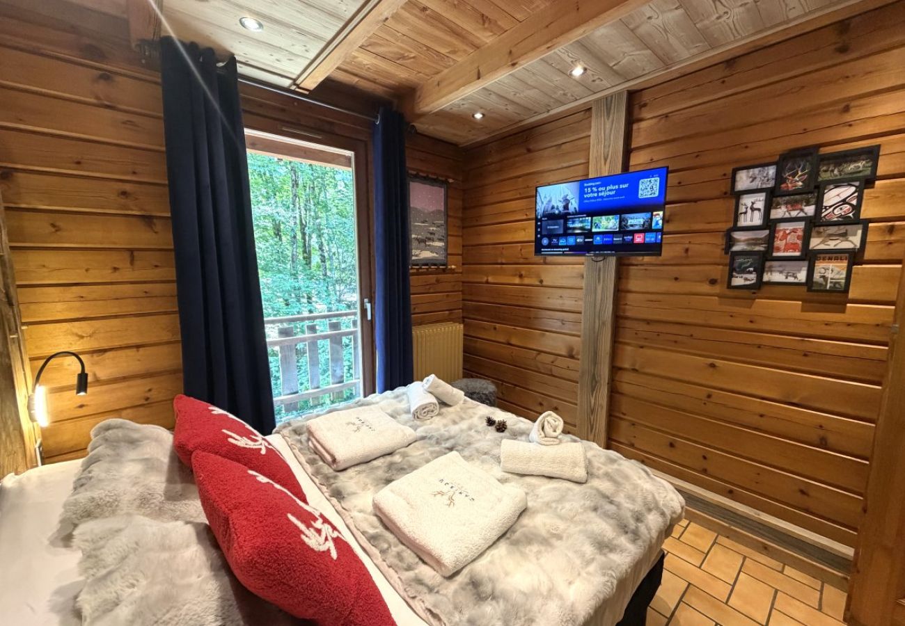 Chambre avec lit double et TV