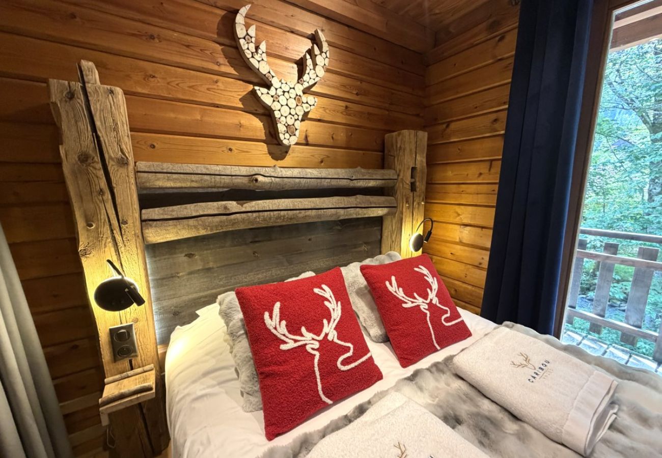 Chambre avec lit double et TV