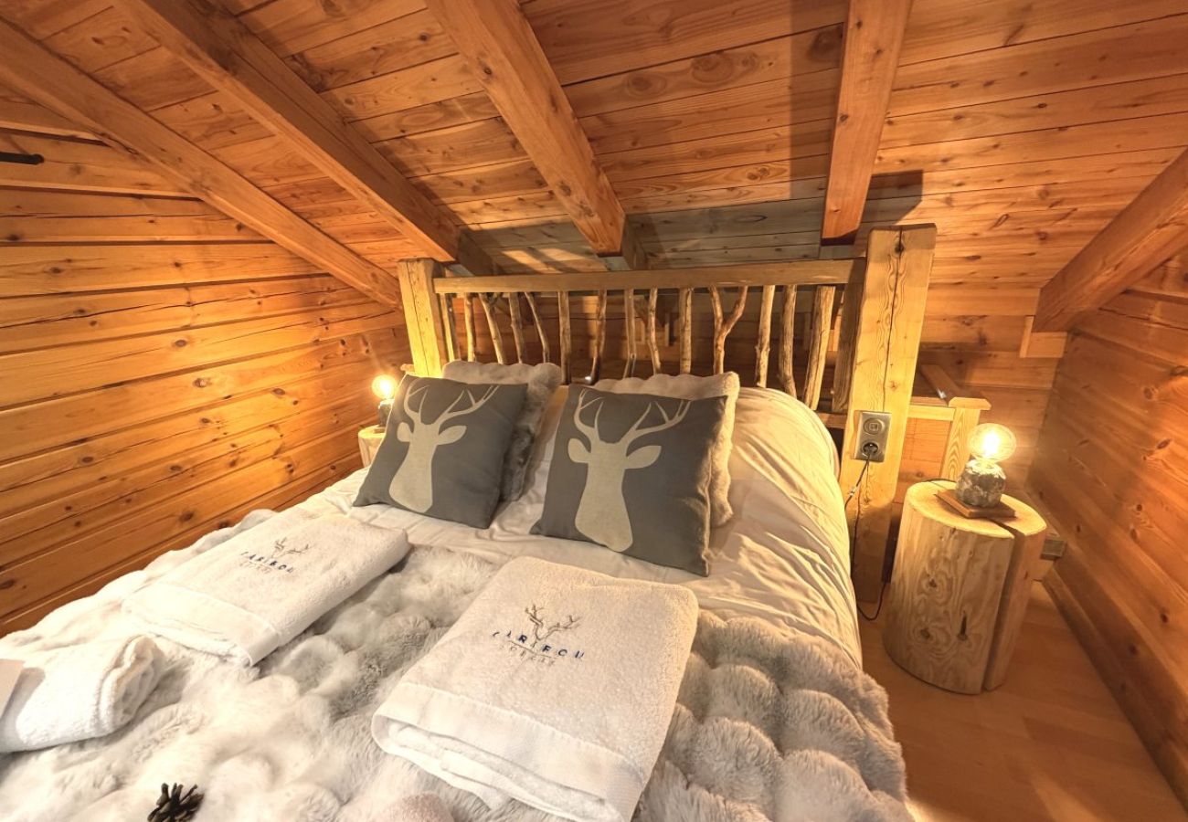 Chambre avec lit double et TV