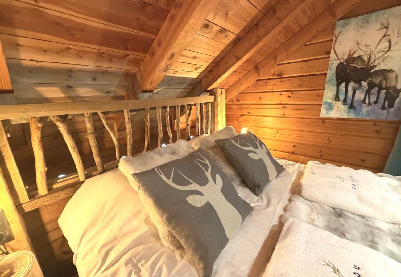 Chambre avec lit double et TV