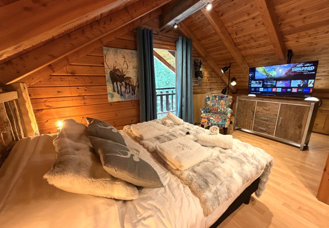 Chambre avec lit double et TV