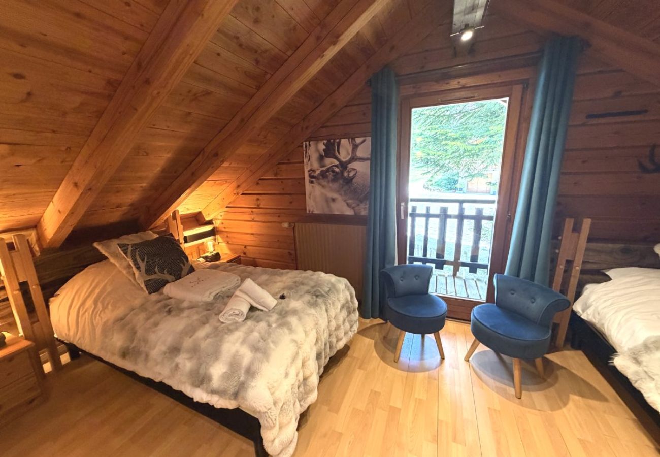 Chambre avec deux lits simples et TV