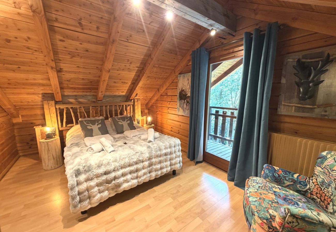 Chambre avec lit double et TV