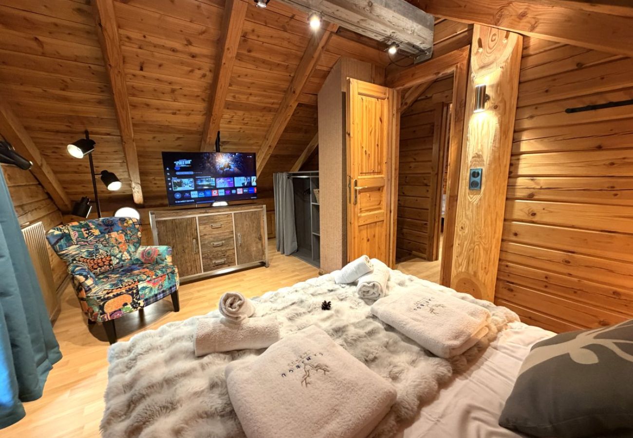 Chambre avec lit double et TV