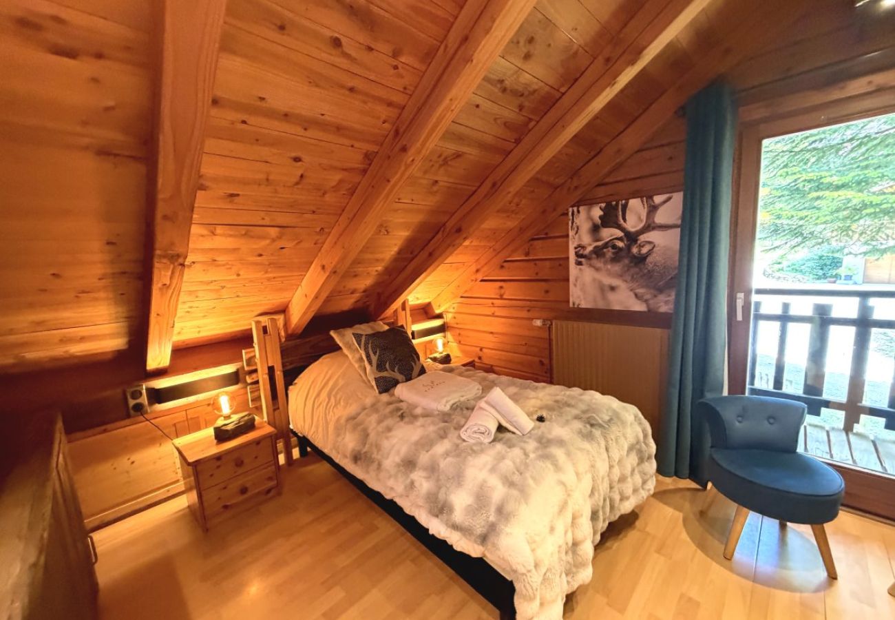 Chambre avec deux lits simples et TV
