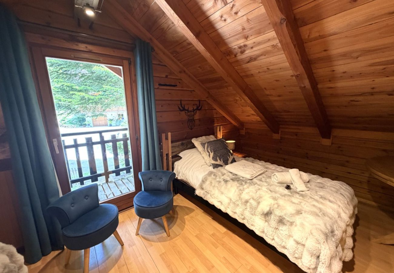 Chambre avec deux lits simples et TV