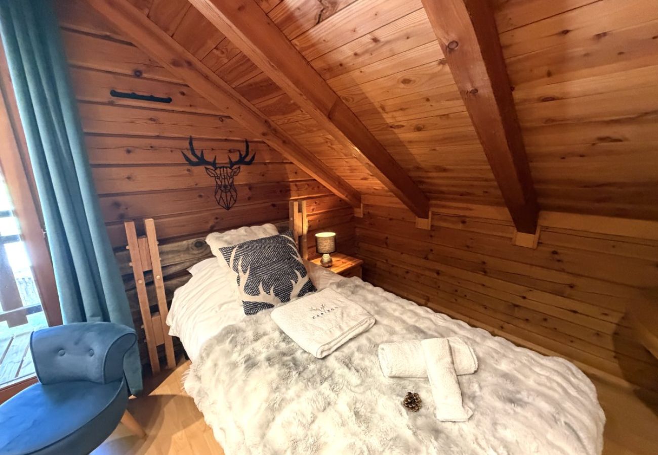 Chambre avec deux lits simples et TV