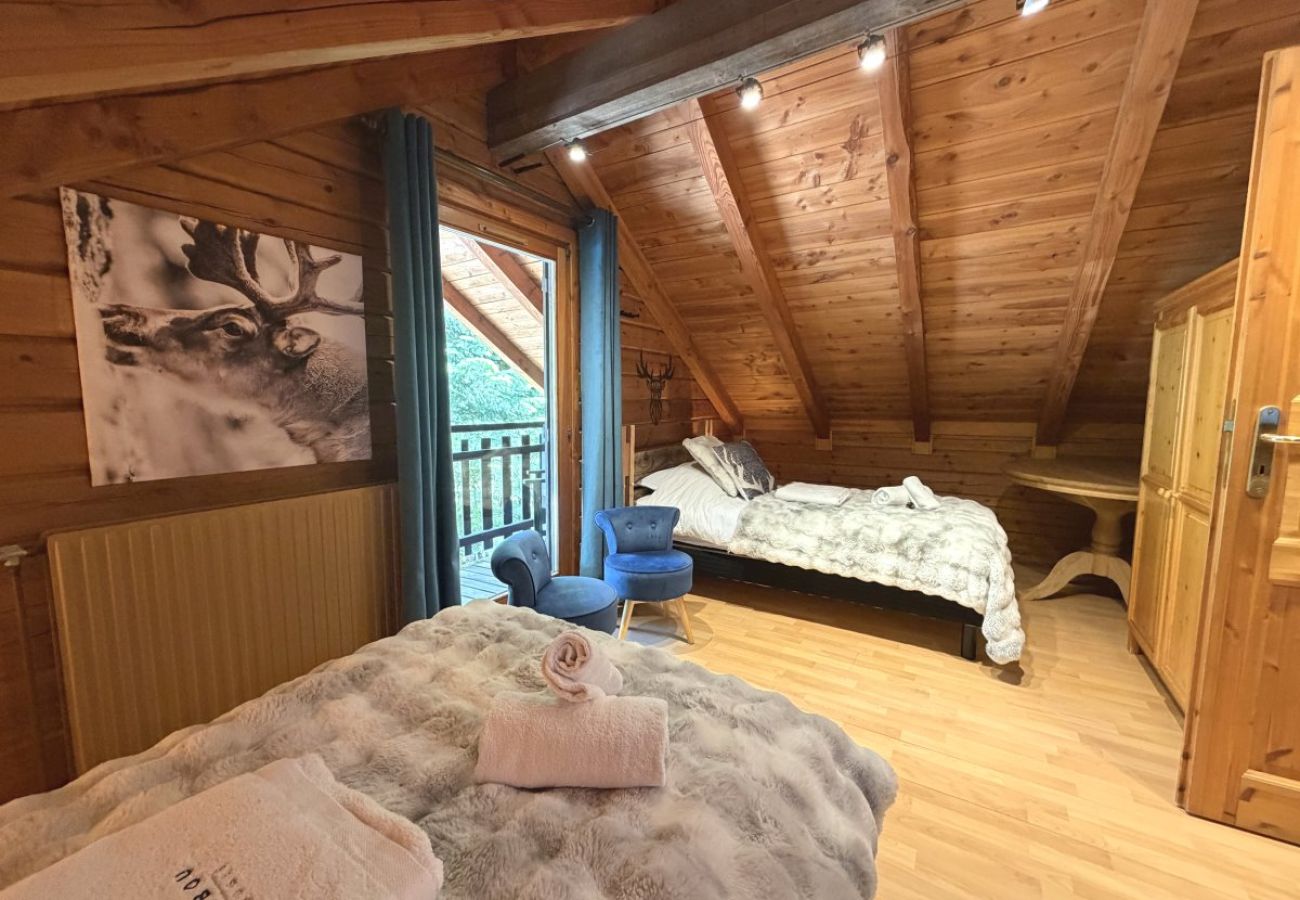 Chambre avec deux lits simples et TV
