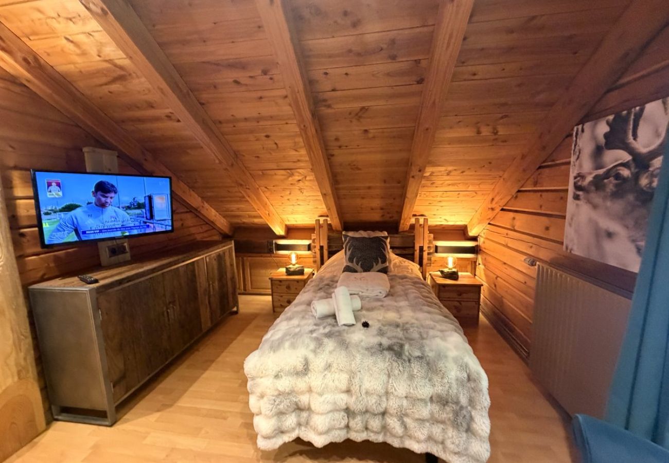 Chambre avec deux lits simples et TV