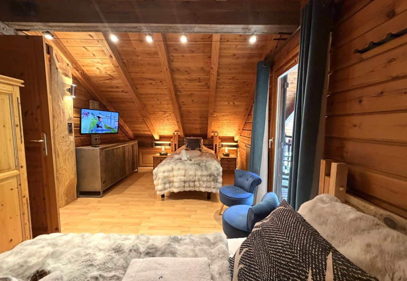 Chambre avec deux lits simples et TV