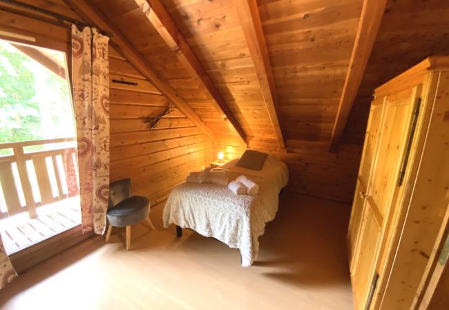 Chambre avec un lit double et un lit simple