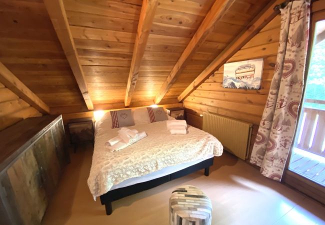 Chambre avec un lit double et un lit simple