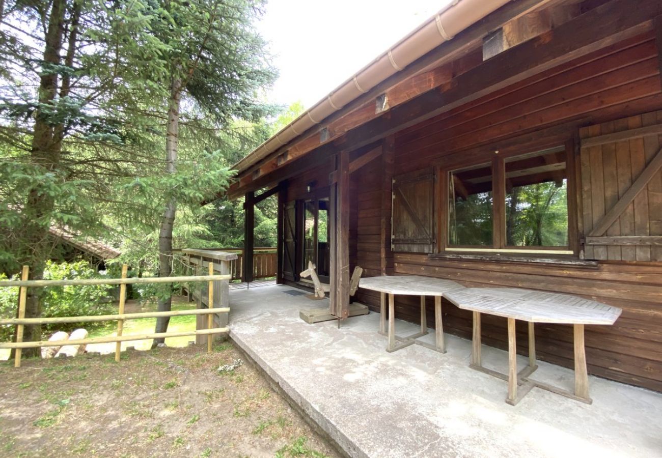 Jardin avec terrasse et vue sur la rivière