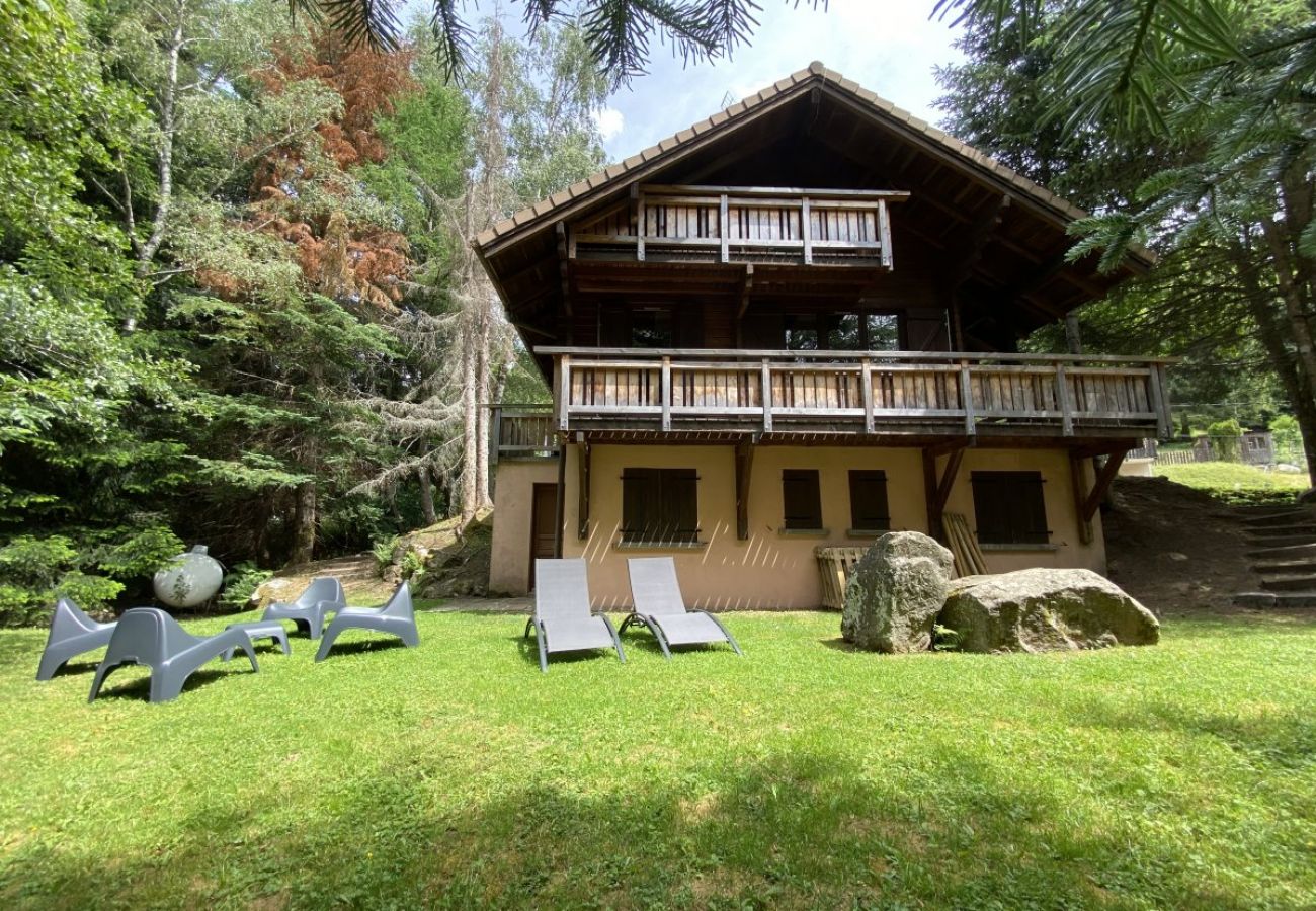 Jardin avec terrasse et vue sur la rivière