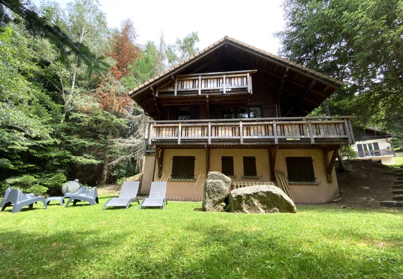 Jardin avec terrasse et vue sur la rivière