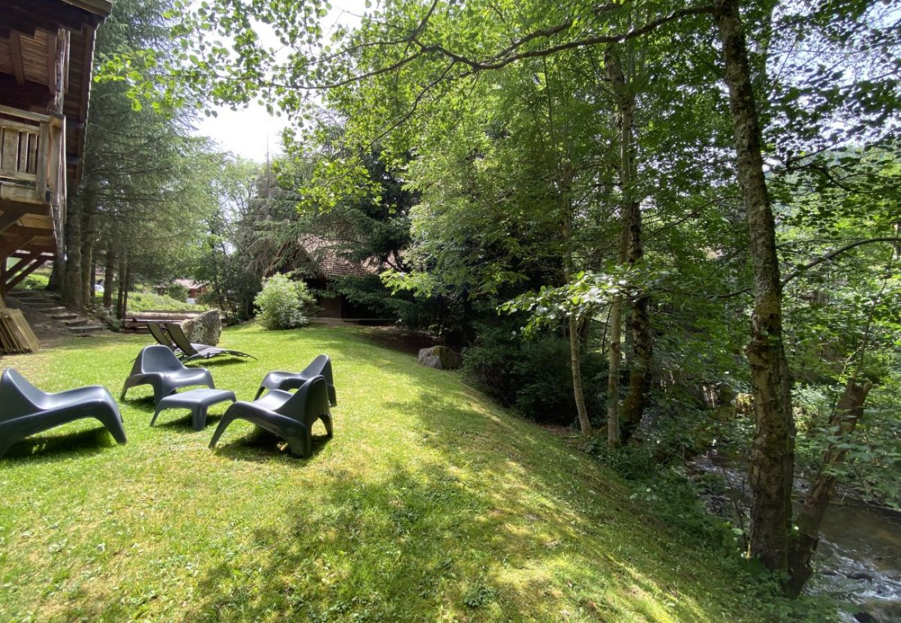 Jardin avec terrasse et vue sur la rivière