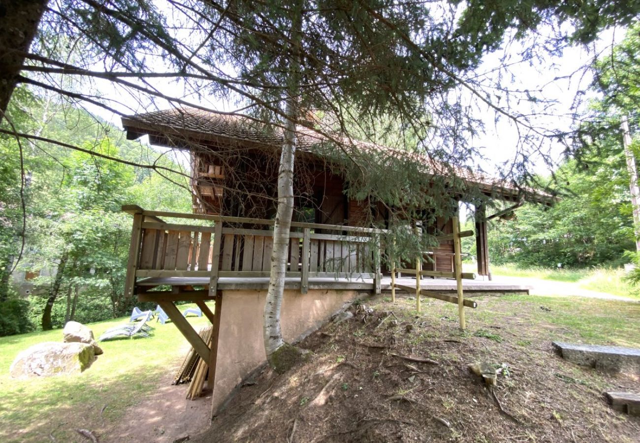 Jardin avec terrasse et vue sur la rivière