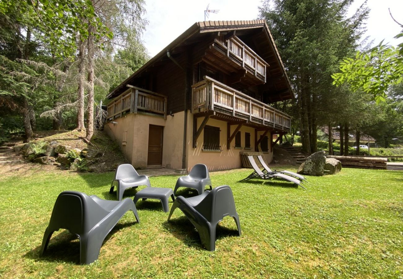 Jardin avec terrasse et vue sur la rivière