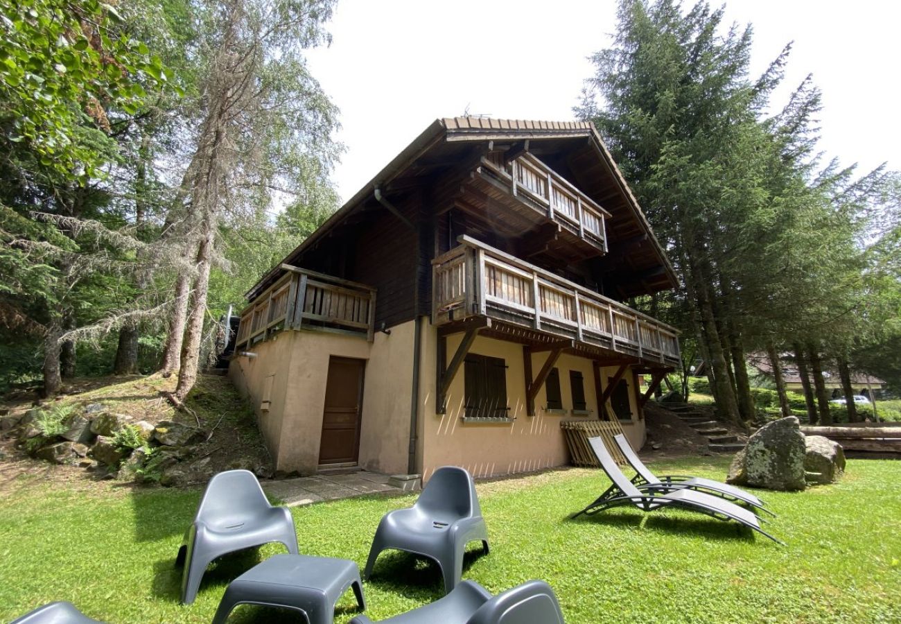 Jardin avec terrasse et vue sur la rivière