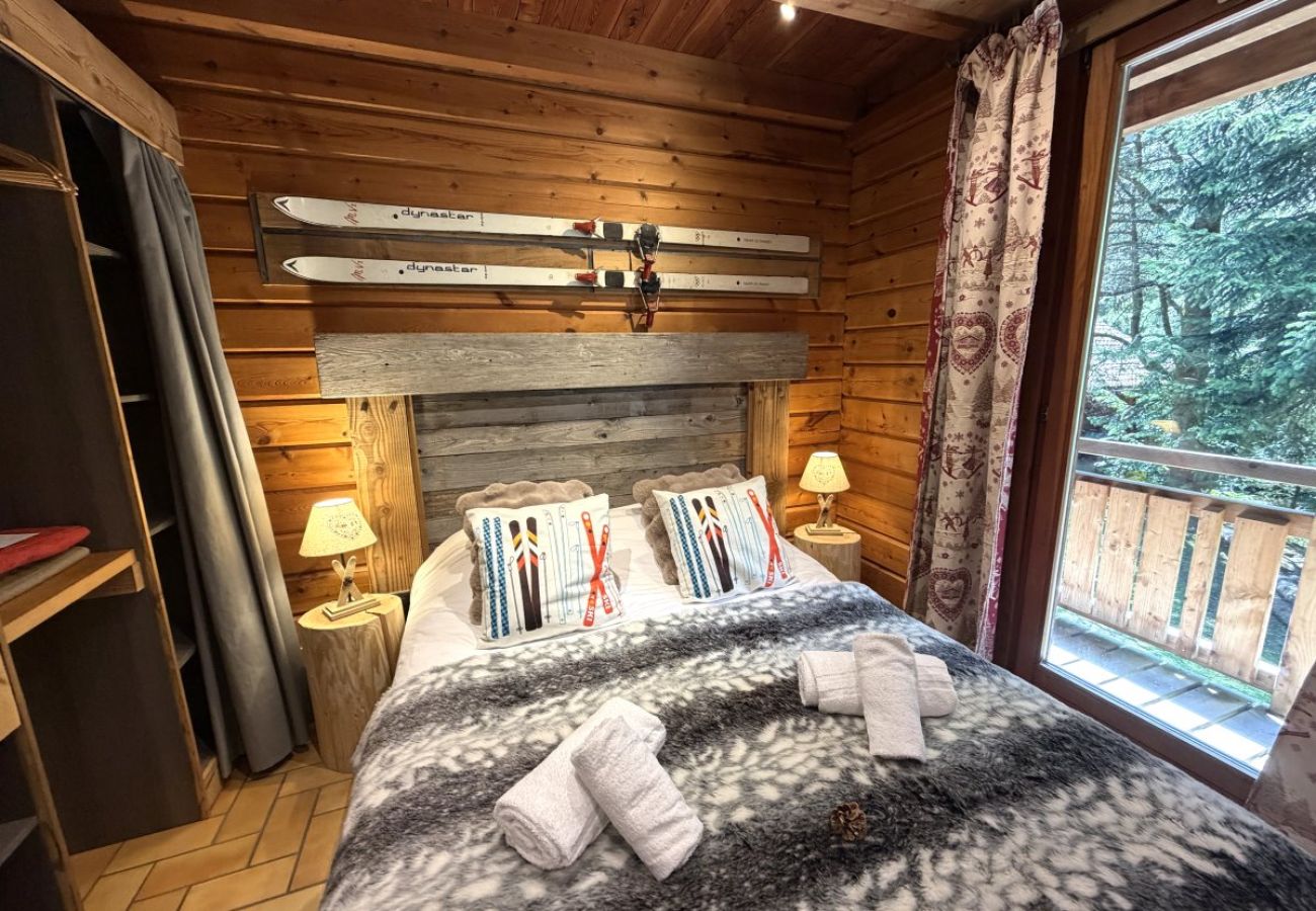 Chambre avec lit double et TV