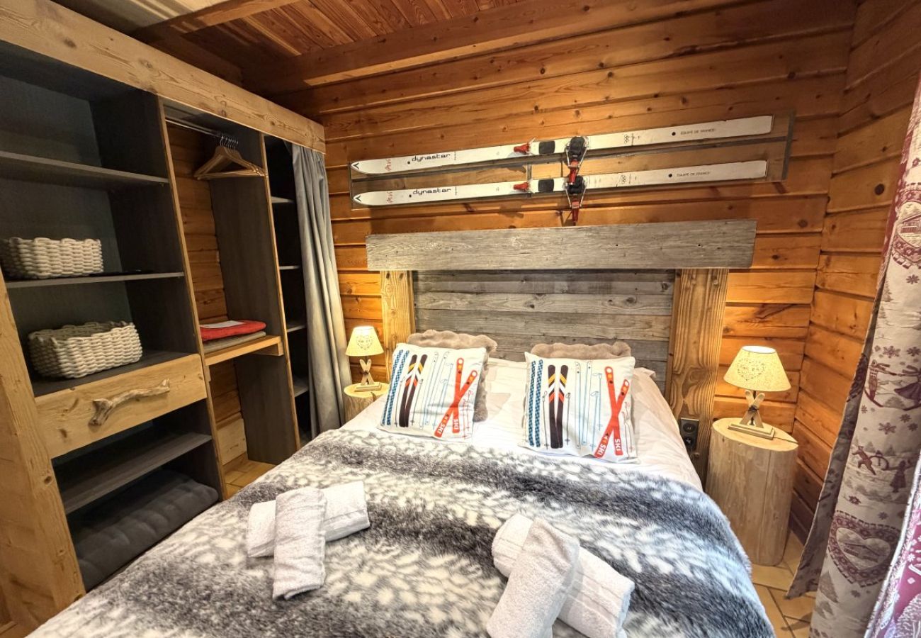 Chambre avec lit double et TV