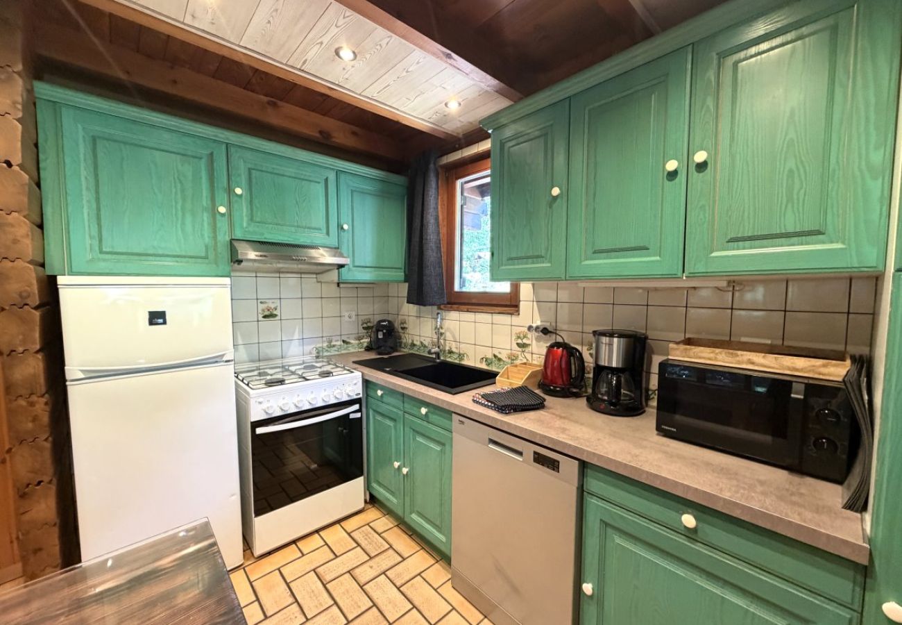 Cuisine avec réfrigérateur, cuisinière, micro-ondes, cafetière, bouilloire, lave-vaisselle, lave-linge