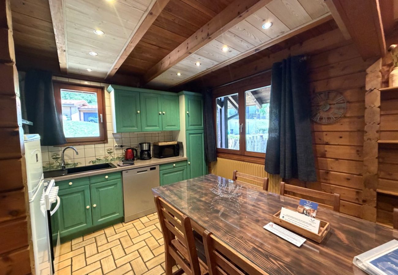 Cuisine avec réfrigérateur, cuisinière, micro-ondes, cafetière, bouilloire, lave-vaisselle, lave-linge