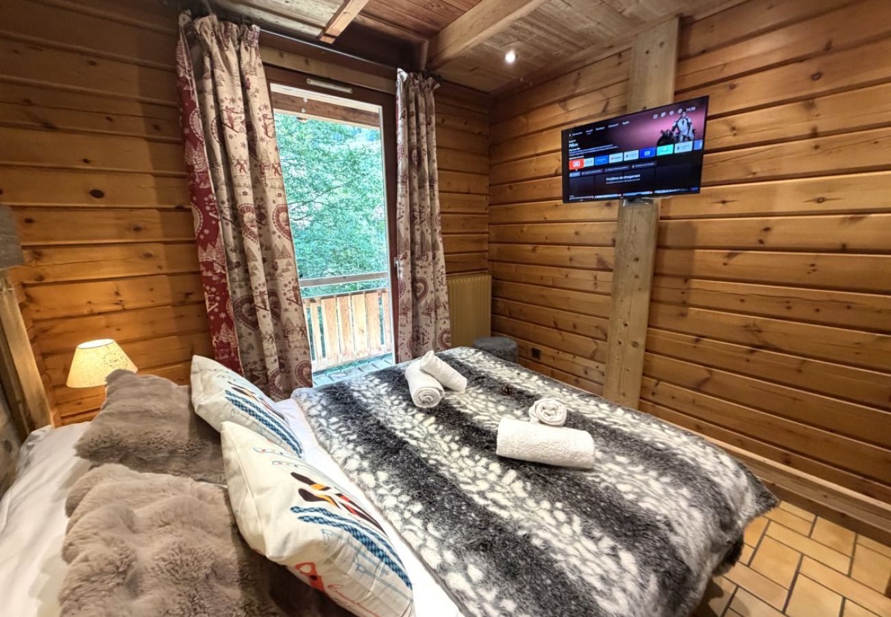 Chambre avec lit double et TV